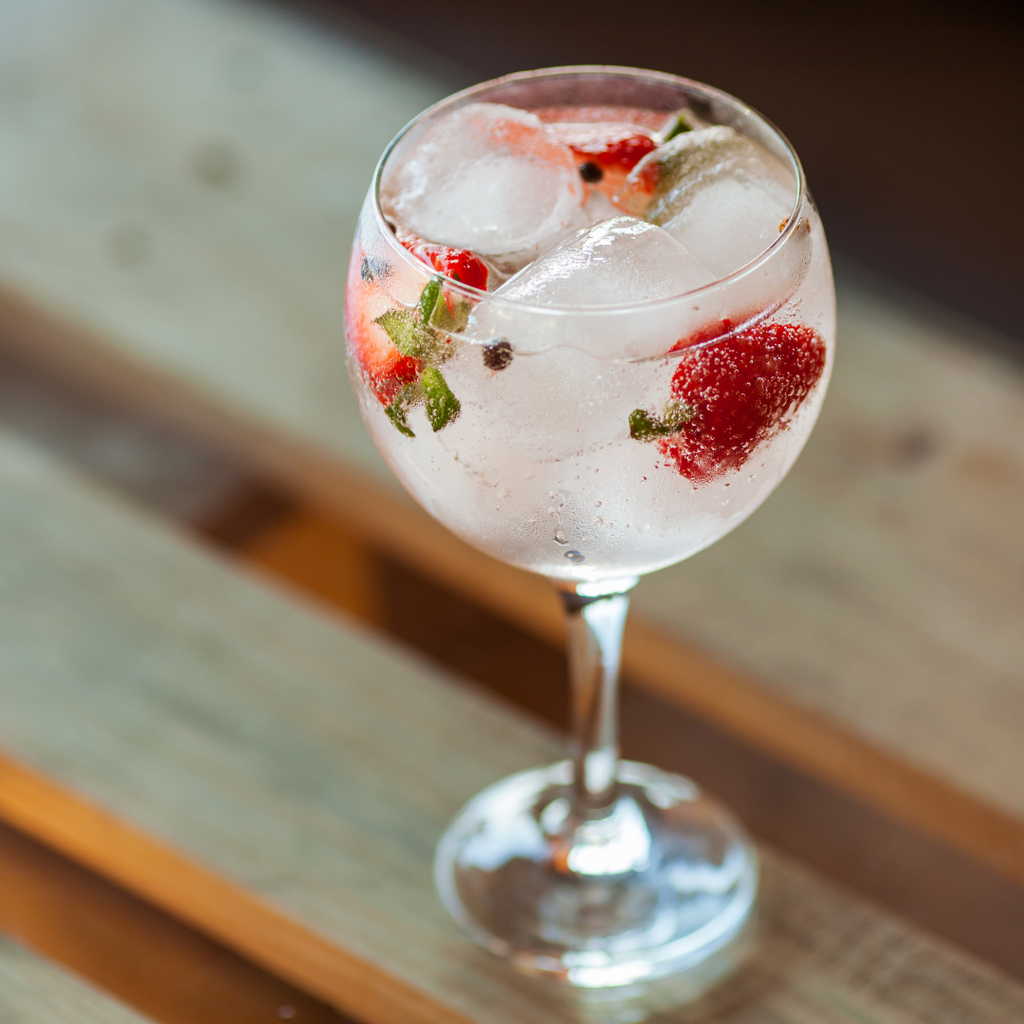 Gin Tonic Fleur de Sureau, Fraises, Menthe et Basilic